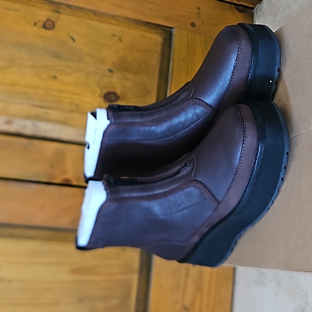 Ugg boots brown leather NWT